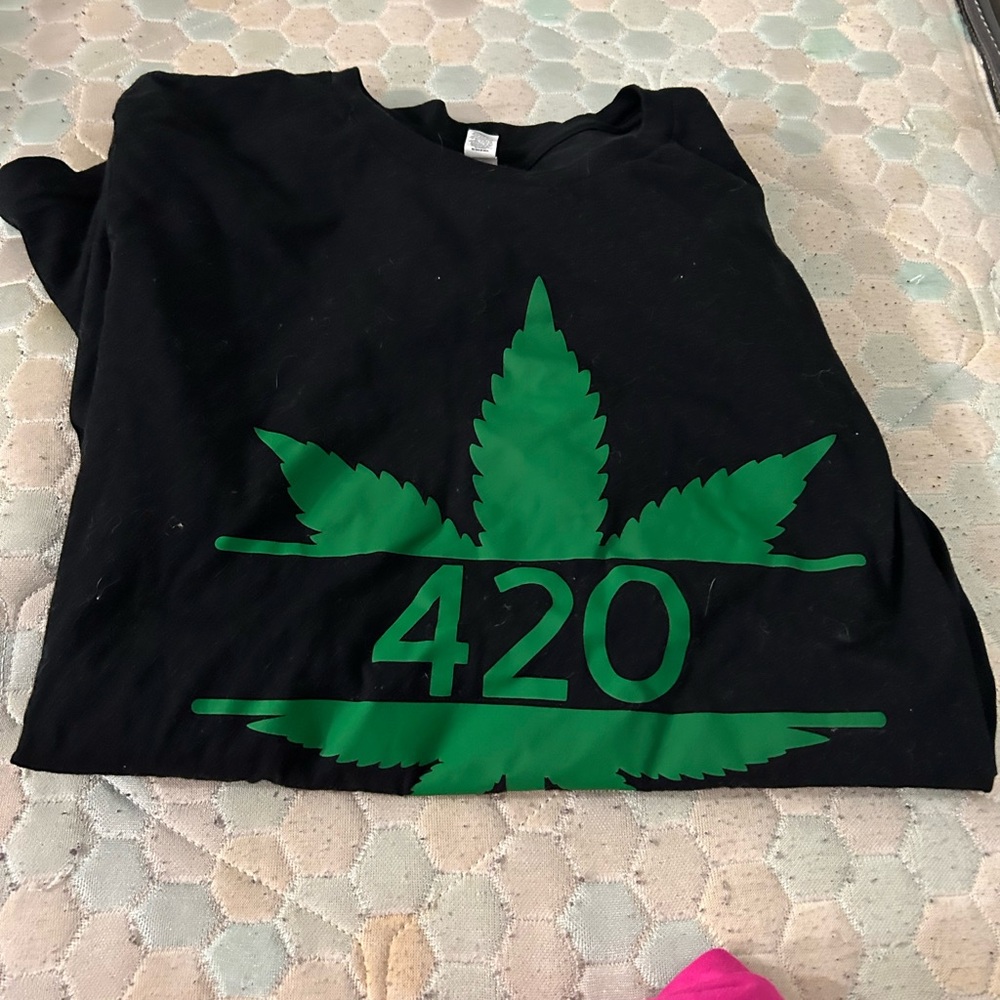Men's Black and Green Graphic Tee